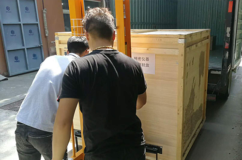 山東客戶SMT設備專車送貨，貨到上門安裝調(diào)試