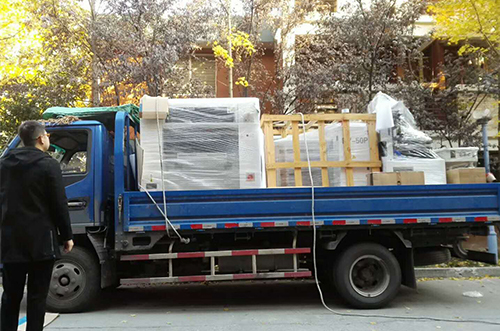 丹陽(yáng)客戶SMT設(shè)備專車送貨，貨到上門安裝調(diào)試