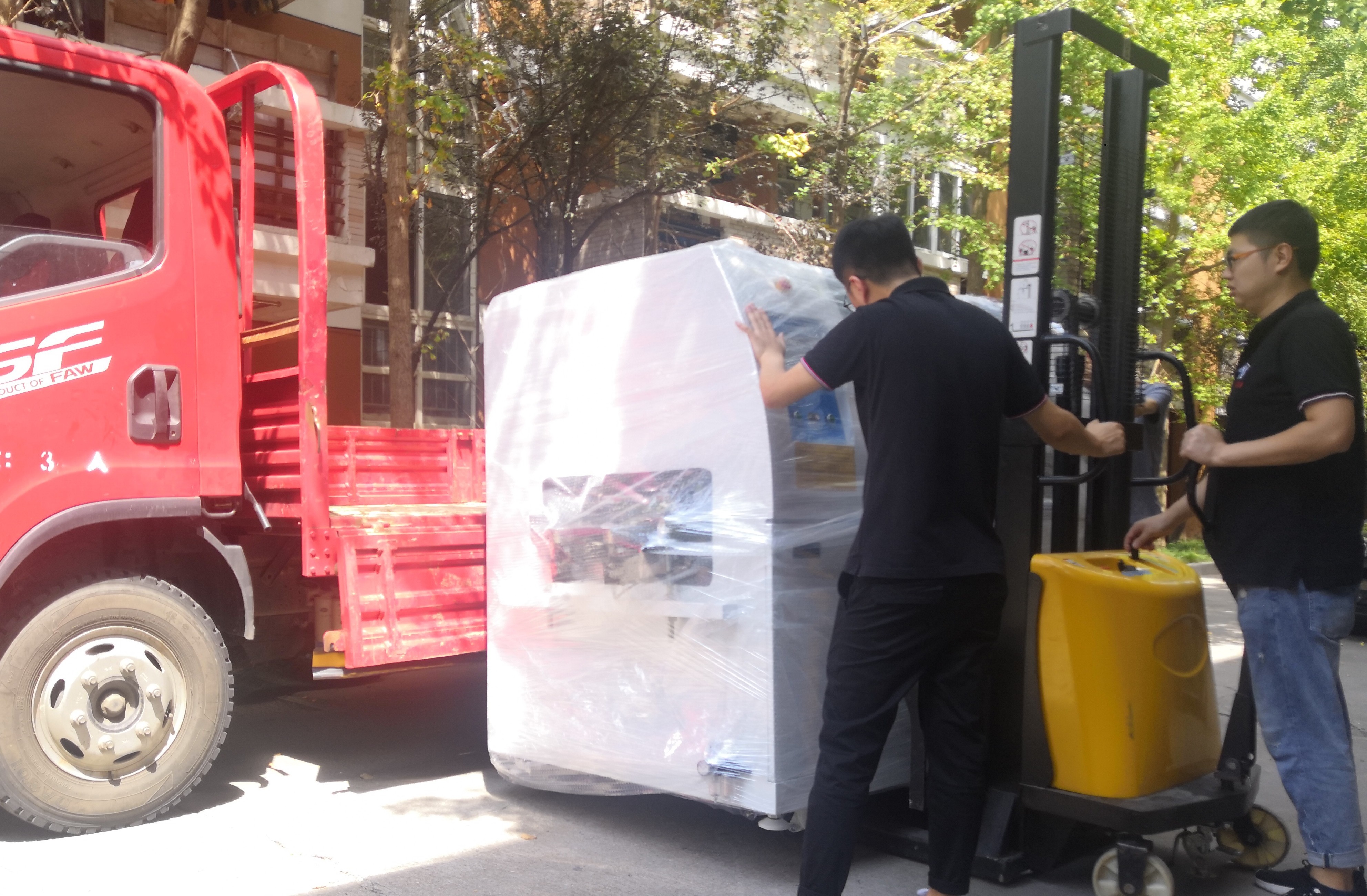 同舟共濟(jì)，一起拼搏加油??！